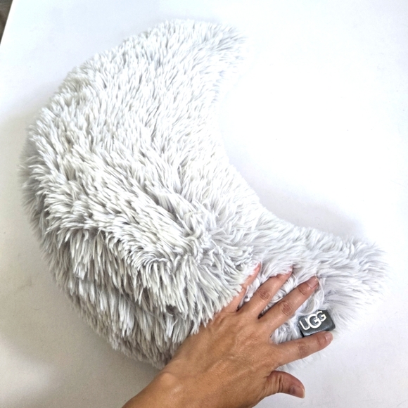 Ugg crescent moon shaped pillow nursing pillow cozy plush grey - Picture 1 of 5